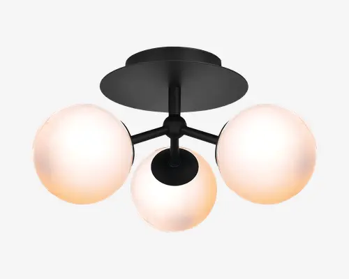 Loftmonteret lampe med tre jævnt fordelte, frostede glasglober, der udsender et blødt, varmt lys. Globerne er fastgjort til en mat sort metalbase og arme, hvilket giver lampen et moderne og minimalistisk udtryk. Designet sikrer bred belysning og passer godt til moderne indretning.