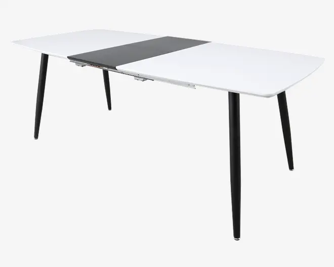 Rektangulært bord med moderne design, hvid bordplade og en mørkegrå udtræksplade i midten. Bordet har fire slanke, skråtstillede sorte ben, hvilket giver et minimalistisk og nutidigt udtryk. Udtrækspladen gør det muligt at forlænge bordet for ekstra siddepladser eller plads.
