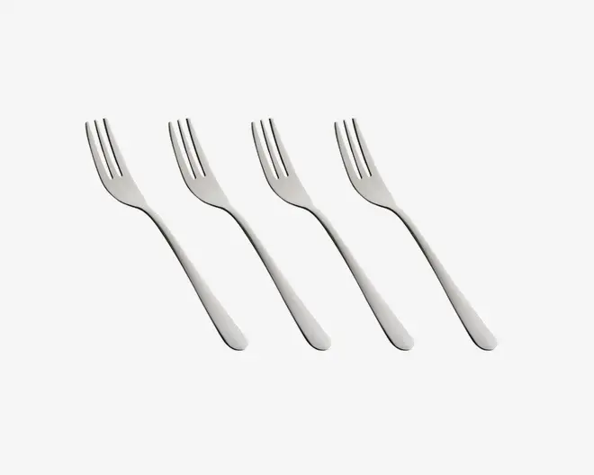 Sæt med fire identiske gafler i rustfrit stål, hver med tre tænder og et glat, let buet skaft. Overfladen er poleret og reflekterende, hvilket giver et moderne og elegant udseende. Gaflerne er placeret jævnt og side om side.