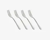 Sæt med fire identiske gafler i rustfrit stål, hver med tre tænder og et glat, let buet skaft. Overfladen er poleret og reflekterende, hvilket giver et moderne og elegant udseende. Gaflerne er placeret jævnt og side om side.