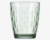 Klar glas tumbler med en let grønlig tone, prydet med et geometrisk diamantmønster præget på ydersiden. Glasset har en tyk, robust bund og lige sider, hvilket giver et behageligt greb og et moderne, elegant udseende.