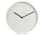 Minimalistisk rund vægur med mat hvid urskive og diskrete geometriske mønstre. Uret har tynde sorte time- og minutvisere uden tal eller markeringer på skiven, hvilket giver et rent og moderne udtryk.