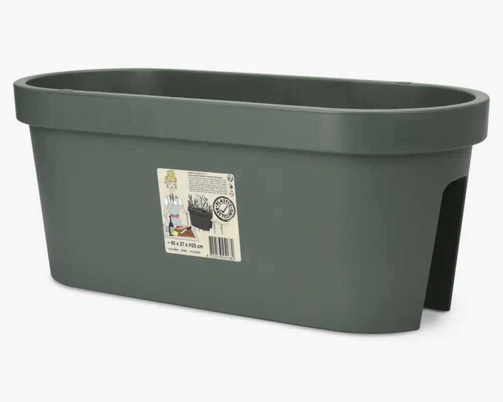 Rektangulær, mat mørkegrøn altankasse med afrundede kanter og bred kant. Fremstillet af robust plast, har den en udskæring på den ene side, så den kan placeres over altanrækværk. Et produktmærkat med illustrationer og mål (60 x 27 x 25 cm) sidder på forsiden.