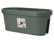 Rektangulær, mat mørkegrøn altankasse med afrundede kanter og bred kant. Fremstillet af robust plast, har den en udskæring på den ene side, så den kan placeres over altanrækværk. Et produktmærkat med illustrationer og mål (60 x 27 x 25 cm) sidder på forsiden.