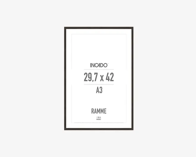 Rektangulær ramme med en tynd, mørk kant, designet til at passe til A3-størrelse (29,7 x 42 cm) billeder eller dokumenter. Rammen har et enkelt, moderne udseende med en glat overflade og klart glas foran.
