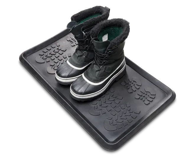 Et par sorte vinterstøvler med hvide såler og kunstpelsfor, placeret på en rektangulær sort gummibakke. Bakken har forhøjede aftryk af støvlesåler, som giver skridsikkerhed og hjælper med at opsamle snavs og fugt fra fodtøj. Støvlerne har snørebånd foran og et robust, vandtæt design, der egner sig til kolde og våde forhold.