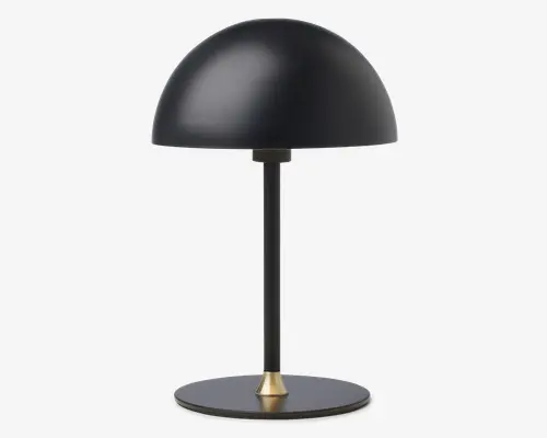 Moderne bordlampe med en mat sort, kuppelformet metalskærm. Lampen har en slank sort stang med en diskret gulddetalje ved foden, som står på en rund, flad sort metalfod. Designet er minimalistisk og moderne, velegnet til skriveborde eller sengeborde.