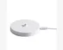 En rund, flad, hvid base med et lille centralt hul og en tilsluttet hvid strømkabel. Overfladen er glat og minimalistisk, og kablet er forbundet til siden af basen via et USB-stik.
