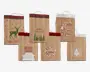 Sæt med seks festlige gaveposer lavet af jute, hver med unikke julemotiver. Poserne har forskellige tryk, herunder en grøn rensdyr med snefnug, juletræer med teksten 'Merry Christmas', julemandens slæde og poststempler, en hvid silhuet af julemandens skæg med 'Merry Christmas!', en krans med 'Merry Christmas' i midten og et stiliseret juletræ med strålende linjer. Nogle poser har ternet eller hvid kant øverst, hvilket giver et ekstra julet udtryk. Designene er trykt i rød, grøn og hvid og giver et rustikt og hyggeligt look.