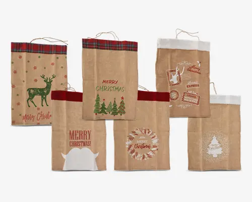 Sæt med seks festlige gaveposer lavet af jute, hver med unikke julemotiver. Poserne har forskellige tryk, herunder en grøn rensdyr med snefnug, juletræer med teksten 'Merry Christmas', julemandens slæde og poststempler, en hvid silhuet af julemandens skæg med 'Merry Christmas!', en krans med 'Merry Christmas' i midten og et stiliseret juletræ med strålende linjer. Nogle poser har ternet eller hvid kant øverst, hvilket giver et ekstra julet udtryk. Designene er trykt i rød, grøn og hvid og giver et rustikt og hyggeligt look.