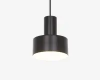 En moderne pendellampe med en mat sort cylindrisk metalskærm. Designet har en bredere nederste del og en smallere øverste del, hvilket giver en trinvist silhuet. Lampen hænger i en sort ledning, og undersiden er åben, så lyset skinner direkte nedad. Overfladen er glat, og stilen er minimalistisk, velegnet til moderne indretning.