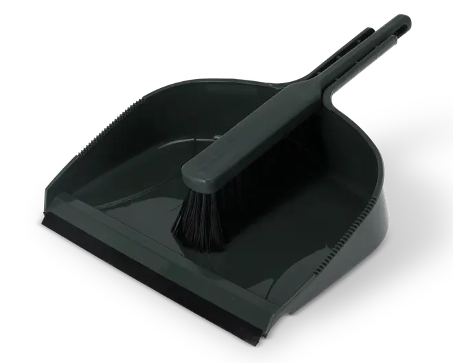 Et mørkegrønt fejebakke- og kostesæt. Fejebakken har en bred, dyb bakke med let forhøjede sider og bagkant for at forhindre spild, samt en sort gummiliste foran for bedre kontakt med gulvet. Kosten har et matchende mørkegrønt håndtag og tætte sorte børster, som er velegnede til effektiv fejning. Kosten passer perfekt ned i fejebakken for kompakt opbevaring.