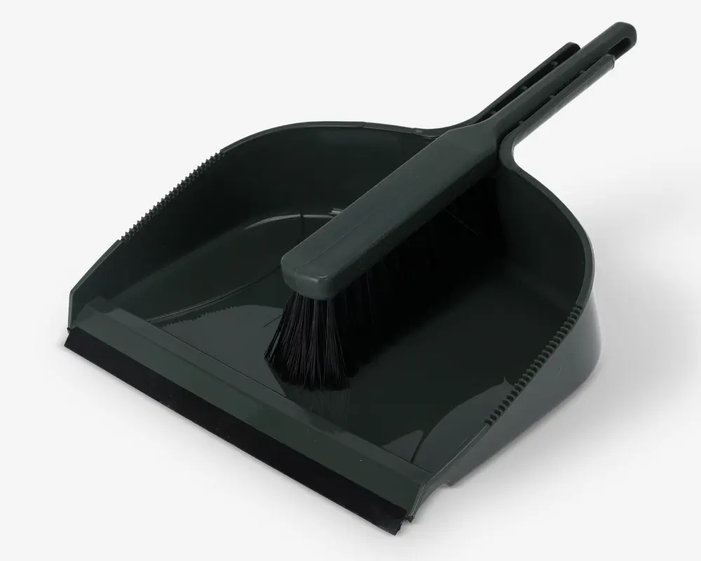 Et mørkegrønt fejebakke- og kostesæt. Fejebakken har en bred, dyb bakke med let forhøjede sider og bagkant for at forhindre spild, samt en sort gummiliste foran for bedre kontakt med gulvet. Kosten har et matchende mørkegrønt håndtag og tætte sorte børster, som er velegnede til effektiv fejning. Kosten passer perfekt ned i fejebakken for kompakt opbevaring.
