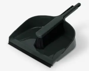 Et mørkegrønt fejebakke- og kostesæt. Fejebakken har en bred, dyb bakke med let forhøjede sider og bagkant for at forhindre spild, samt en sort gummiliste foran for bedre kontakt med gulvet. Kosten har et matchende mørkegrønt håndtag og tætte sorte børster, som er velegnede til effektiv fejning. Kosten passer perfekt ned i fejebakken for kompakt opbevaring.