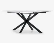Rektangulært bord med en glat, hvid bordplade og en markant sort metalbase med fire skråtstillede ben, der krydser hinanden i midten og skaber et moderne, geometrisk udtryk. Bordet fremstår robust og har et stilrent design, der passer til forskellige indretninger.