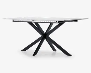 Rektangulært bord med en glat, hvid bordplade og en markant sort metalbase med fire skråtstillede ben, der krydser hinanden i midten og skaber et moderne, geometrisk udtryk. Bordet fremstår robust og har et stilrent design, der passer til forskellige indretninger.