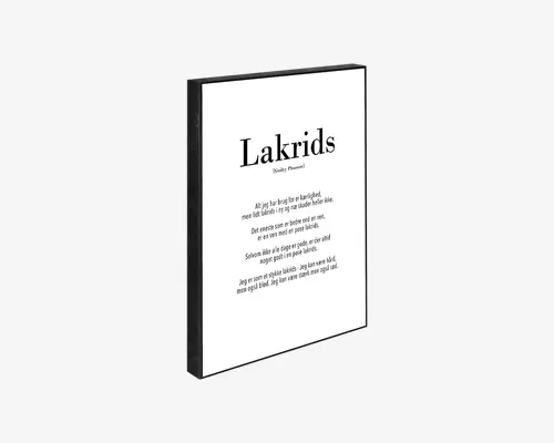 Minimalistisk vægplakat med sort ramme, hvor ordet 'Lakrids' står øverst med store, fede bogstaver, efterfulgt af en mindre undertitel i parentes. Under dette er der et centreret tekstafsnit på dansk på en hvid baggrund. Designet er enkelt og moderne med fokus på typografi.