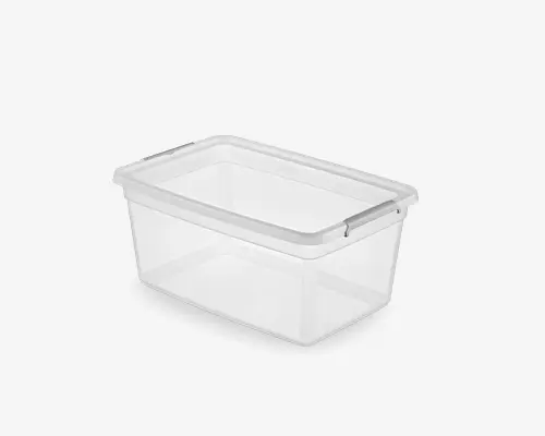 Gennemsigtig, rektangulær plastbeholder med hvidt låg. Beholderen er klar, så indholdet kan ses. Låget sidder sikkert på og har en let kant, der gør det nemt at åbne og lukke. Hjørnerne er afrundede for sikkerhed og nem rengøring.