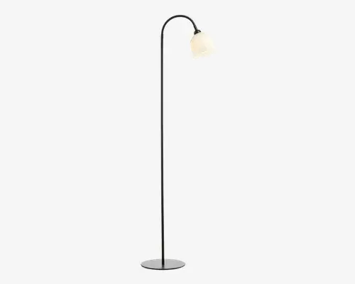 Høj gulvlampe med en slank, sort metalstang, der buer i toppen og afsluttes med en nedadvendt, hvid lampeskærm i stof. Basen er rund og solid, hvilket giver god stabilitet. Designet er moderne og minimalistisk, velegnet til nutidige indretninger.