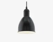 Sort pendellampe med glat, mat finish og klassisk klokkeformet skærm. Lampens inderside er hvid for at forbedre lysrefleksionen. Lampen hænger i en sort ledning og har et enkelt, moderne design, der passer til mange forskellige indretninger.