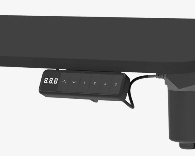 Nærbillede af et sort elektronisk betjeningspanel monteret under en bordkant. Panelet har et digitalt display med tal, op- og ned-pil knapper til højdejustering samt fem nummererede hukommelsesknapper. Betjeningspanelet er forbundet til bordet med et synligt kabel, og et bordben er delvist synligt.