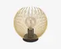 En dekorativ lampe med et kugleformet åbent burdesign lavet af tynde, guldfarvede metalstænger. Stængerne er arrangeret i et krydsmønster, der danner en globusform omkring en central, synlig pære. Basen er rund og sort, hvilket giver en moderne kontrast til det gyldne bur. Lampen har et moderne og elegant udseende, der passer til nutidige indretninger.