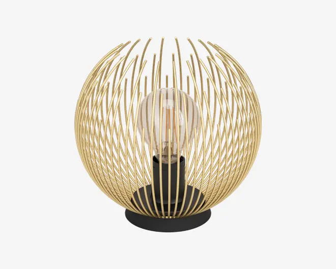 En dekorativ lampe med et kugleformet åbent burdesign lavet af tynde, guldfarvede metalstænger. Stængerne er arrangeret i et krydsmønster, der danner en globusform omkring en central, synlig pære. Basen er rund og sort, hvilket giver en moderne kontrast til det gyldne bur. Lampen har et moderne og elegant udseende, der passer til nutidige indretninger.