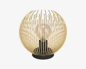 En dekorativ lampe med et kugleformet åbent burdesign lavet af tynde, guldfarvede metalstænger. Stængerne er arrangeret i et krydsmønster, der danner en globusform omkring en central, synlig pære. Basen er rund og sort, hvilket giver en moderne kontrast til det gyldne bur. Lampen har et moderne og elegant udseende, der passer til nutidige indretninger.