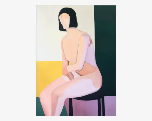 Abstrakt maleri med en siddende figur, der er gengivet med forenklede, geometriske former og bløde farveovergange. Figuren har et ansigtsløst hoved med kort sort hår og sidder med den ene arm hvilende på knæet og den anden hånd i skødet. Baggrunden er opdelt i felter af hvid, gul, grøn og lilla, hvilket giver et moderne, minimalistisk udtryk.