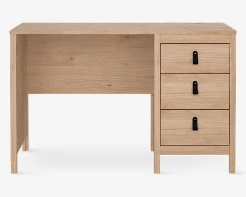 Rektangulært skrivebord lavet af lyst træ med en glat overflade. Har tre rummelige skuffer i højre side, hver med et sort strop-håndtag. Venstre side er åben for benplads, og det samlede design er enkelt og moderne, velegnet til hjemmet eller kontoret.