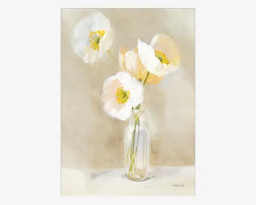 Et maleri med fire sarte hvide og lysegule blomster med bløde, gennemsigtige kronblade og gule midter, arrangeret i en klar glasvase. Stænglerne er synlige gennem vasen, og baggrunden er en dæmpet beige farve, hvilket giver kunstværket et let og luftigt udtryk. Stilen er blid og impressionistisk, med fokus på blomstens subtile farver og teksturer.