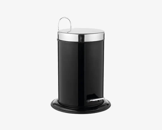 En elegant, cylindrisk sort beholder med et blankt låg i rustfrit stål og en matchende fodpedal til håndfri åbning. Beholderen har en solid bund og et håndtag bagpå for nem transport. Den kompakte størrelse gør den velegnet til badeværelser eller små rum.