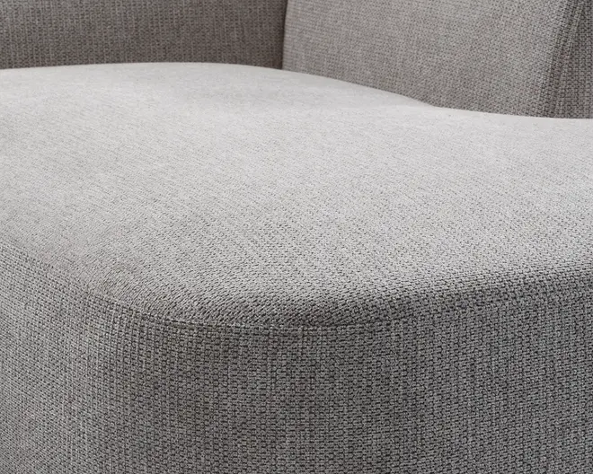 Nærbillede af en sædehynde med tæt vævet, lysegråt stofbetræk. Stoffet har en diskret tekstur, og hynden fremstår tyk og fast med afrundede kanter og en glat, ensartet overflade.