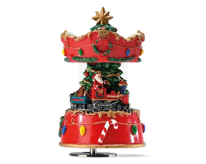 Festiv rød-og-guld dekoration med stjernetop, grøn guirlande, flerfarvede pæredetaljer og en julemandsfigur, der kører på et lille tog rundt om basen.