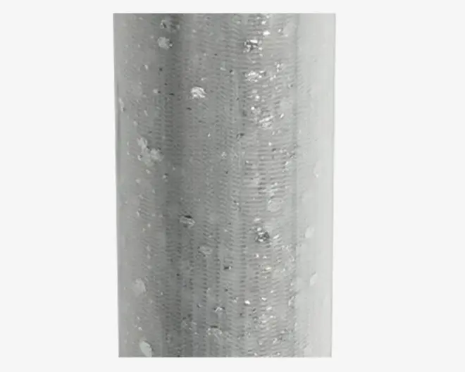 Nærbillede af en metaloverflade med galvaniseret finish, der har en tekstureret overflade og synlige pletter fra zinkbelægningen. Overfladen har en let mat glans og et robust, industrielt udseende, hvilket indikerer holdbarhed og modstandsdygtighed over for korrosion.