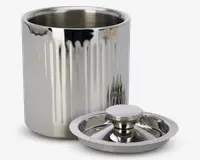 En cylindrisk beholder i rustfrit stål med dobbeltvæg og blank, reflekterende overflade samt lodrette riller på ydersiden. Beholderen leveres med et matchende låg, der har et stort, rundt håndtag for nem afmontering. Indersiden er glat og sømløs, designet til at holde indholdet isoleret.