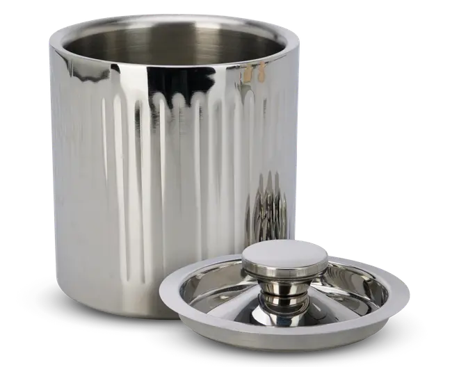 En cylindrisk beholder i rustfrit stål med dobbeltvæg og blank, reflekterende overflade samt lodrette riller på ydersiden. Beholderen leveres med et matchende låg, der har et stort, rundt håndtag for nem afmontering. Indersiden er glat og sømløs, designet til at holde indholdet isoleret.