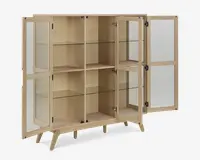 Skab i lyst træ med fire glaslåger og seks rum. Hvert rum har en glashylde, hvilket giver to opbevaringsniveauer pr. sektion. Skabet står på skråtstillede ben og har klare glaspaneler i låger og sider, så indholdet er synligt.