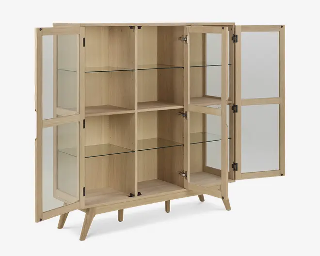 Skab i lyst træ med fire glaslåger og seks rum. Hvert rum har en glashylde, hvilket giver to opbevaringsniveauer pr. sektion. Skabet står på skråtstillede ben og har klare glaspaneler i låger og sider, så indholdet er synligt.
