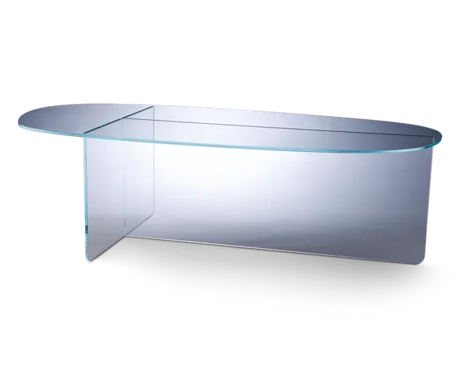 Elegant, moderne bord fremstillet udelukkende af klart glas med et unikt asymmetrisk design. Bordpladen er aflang med afrundede kanter, og basen består af to glasplader, der danner en L-formet støtte. Den gennemsigtige konstruktion giver et minimalistisk og let udtryk, ideelt til moderne indretning.