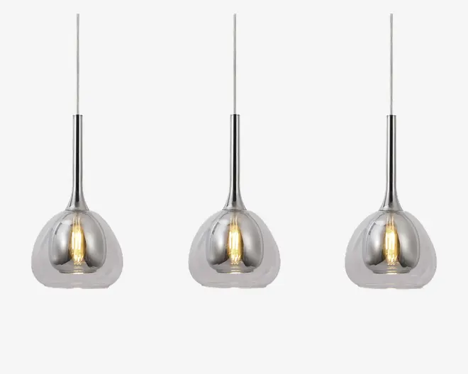 Sæt med tre pendellamper i moderne design med glatte, afrundede lampeskærme i kromfinish og lange, slanke ophæng. Hver lampe har en synlig glødepære indeni, som giver et varmt lys. Lampeskærmenes reflekterende overflade tilføjer et stilrent og moderne udtryk.