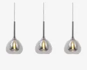 Sæt med tre pendellamper i moderne design med glatte, afrundede lampeskærme i kromfinish og lange, slanke ophæng. Hver lampe har en synlig glødepære indeni, som giver et varmt lys. Lampeskærmenes reflekterende overflade tilføjer et stilrent og moderne udtryk.