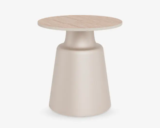 Lille rundt bord med en lys træbordplade og en glat, mat beige konisk base. Bordpladen har et naturligt træmønster, mens basen er ensfarvet og bliver en smule smallere mod bunden, hvilket giver et moderne og minimalistisk udtryk.