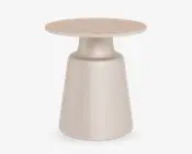 Lille rundt bord med en lys træbordplade og en glat, mat beige konisk base. Bordpladen har et naturligt træmønster, mens basen er ensfarvet og bliver en smule smallere mod bunden, hvilket giver et moderne og minimalistisk udtryk.