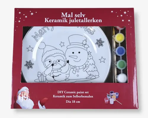 Sættet indeholder en rund keramiktallerken med et fortrykt julemotiv, der forestiller en snemand og et dovendyr iført nissehuer, omgivet af stjerner og snefnug samt teksten 'Merry Christmas' øverst. Tallerkenen er ufarvet og kan dekoreres efter eget ønske. Sættet leveres med seks små malerbøtter i farverne gul, grøn, blå, hvid, rød og sort samt en pensel. Tallerkenen har en diameter på 18 cm.