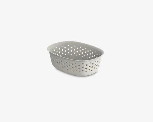 Ovalformet hvid plastikbeholder med jævnt fordelte runde huller på siderne og bunden til dræning. Kanterne er glatte og let hævede, og det samlede design er let og praktisk til at skylle eller dræne ting.