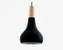 Hængelampe med mat sort, dråbeformet metalskærm og en lys trædetalje øverst. Lampens inderside er hvid for bedre lysrefleksion. Designet er moderne og minimalistisk med en glat overflade og sort ledning til ophængning.