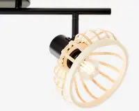 Loftmonteret lampe med sort metalbase og en dekorativ, åben lampeskærm lavet af lyst træ. Skærmen har en cirkulær ramme med jævnt fordelte trælameller, hvilket gør pæren synlig. Designet kombinerer moderne og naturlige elementer, og lampen kan justeres for retningsbestemt belysning.