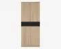 Høj opbevaringsenhed med en naturlig lys træfinish, der har fire låger med diskret træstruktur. Enheden er delt vandret af et sort panel i midten, hvilket giver et moderne udtryk. Lågerne har et fladt, grebsfrit design for et stilrent og minimalistisk look.