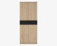 Høj opbevaringsenhed med en naturlig lys træfinish, der har fire låger med diskret træstruktur. Enheden er delt vandret af et sort panel i midten, hvilket giver et moderne udtryk. Lågerne har et fladt, grebsfrit design for et stilrent og minimalistisk look.